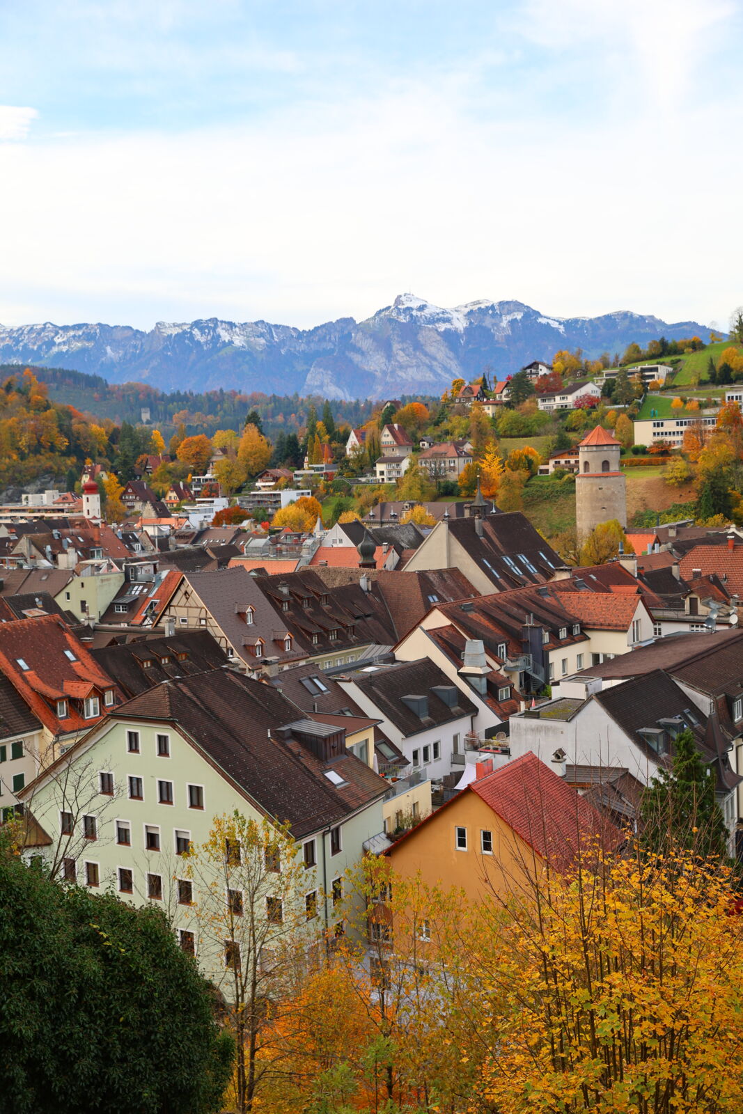 Herbstliche Stadtansicht von Feldkirch in Vorarlberg mit Altstadt, bunten Häusern und Bergpanorama im Hintergrund