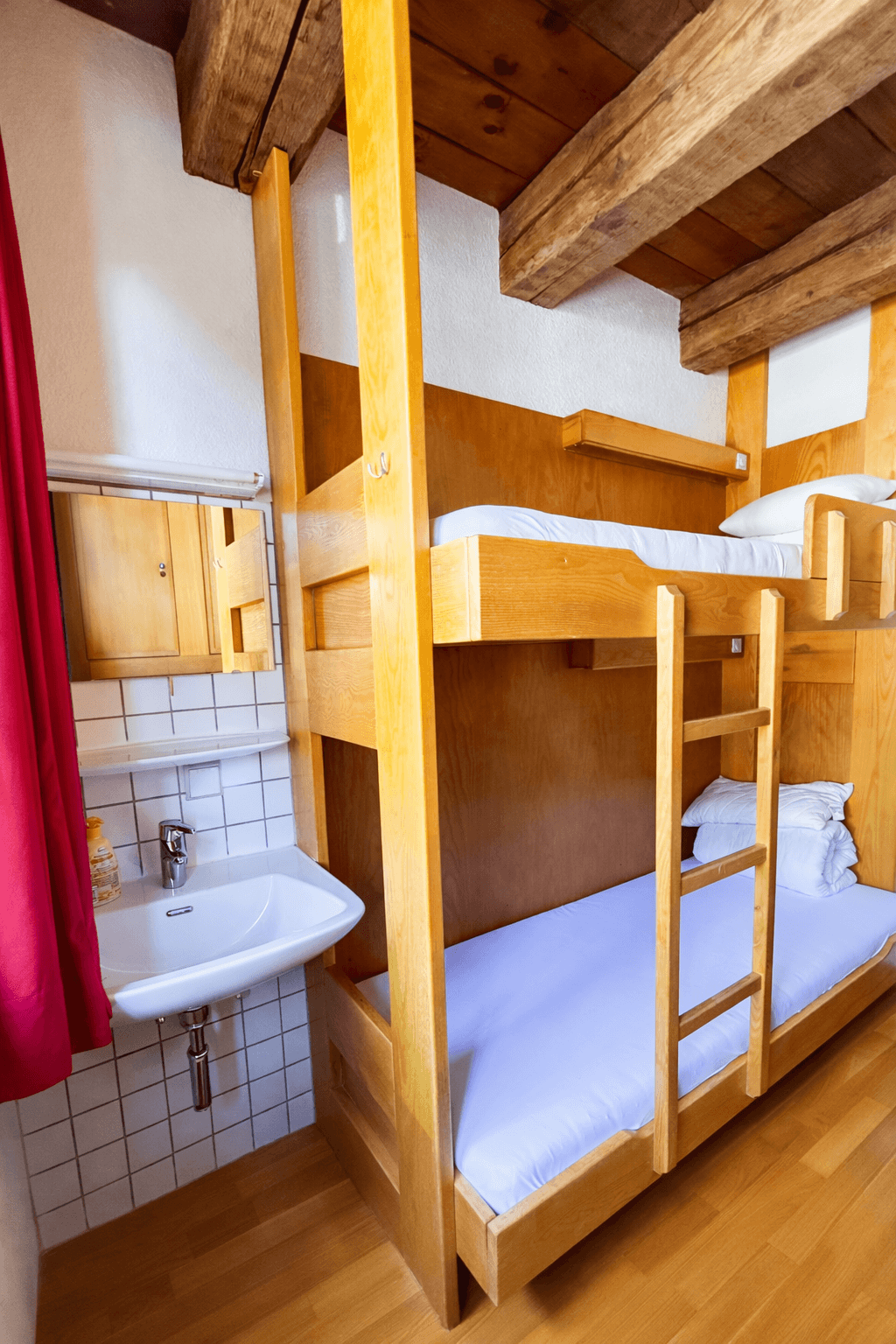 Zimmer Nummer 101 für 2 Personen mit einem Stockbett und einem Waschbecken