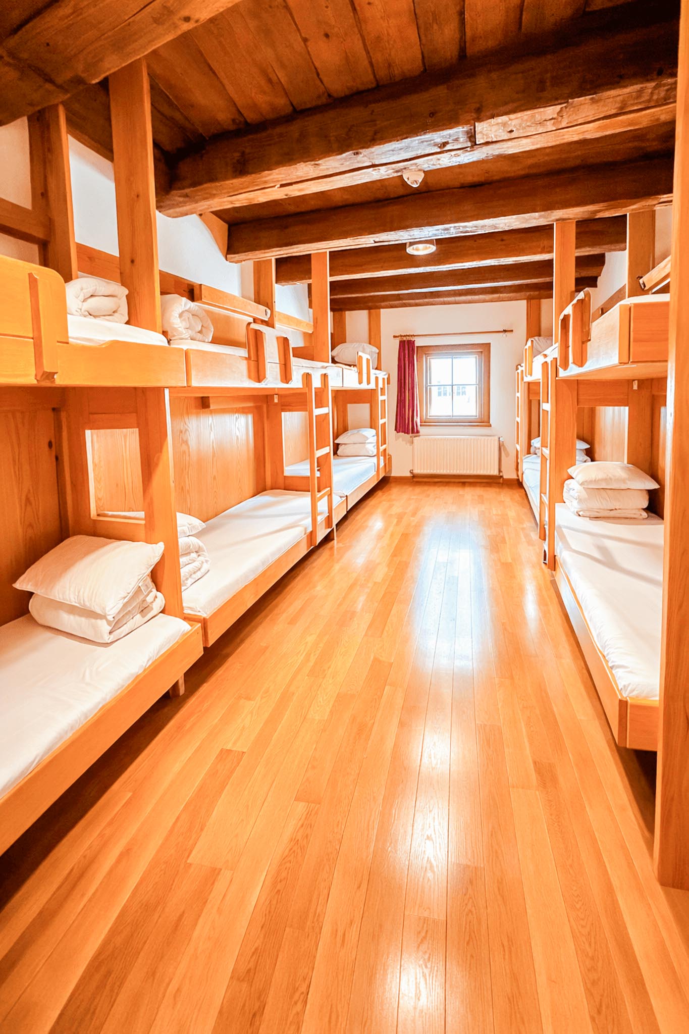 Zimmer Nummer 102 für 10 Personen mit 5 Stockbetten im ersten Stock