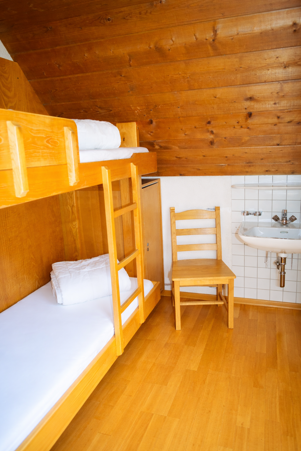 Zimmer Nummer 206 für 2 Personen mit Stockbett und Waschbecken im zweiten Stock