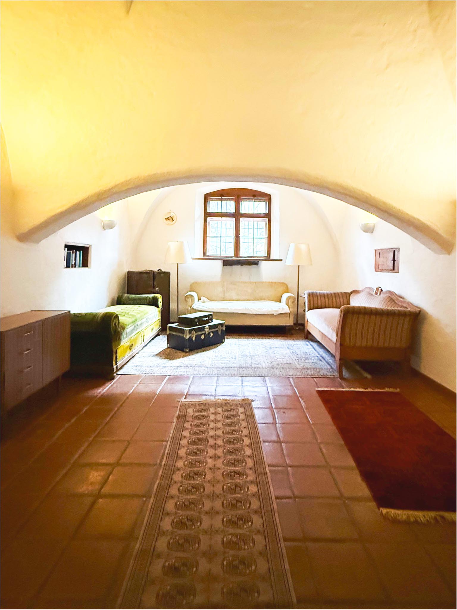 Wohnzimmer im Hostel Feldkirch für ca. 10 Personen mit historischen Gewölben, Sofas und gemütlicher Atmosphäre zum Entspannen, Lesen und Verweilen