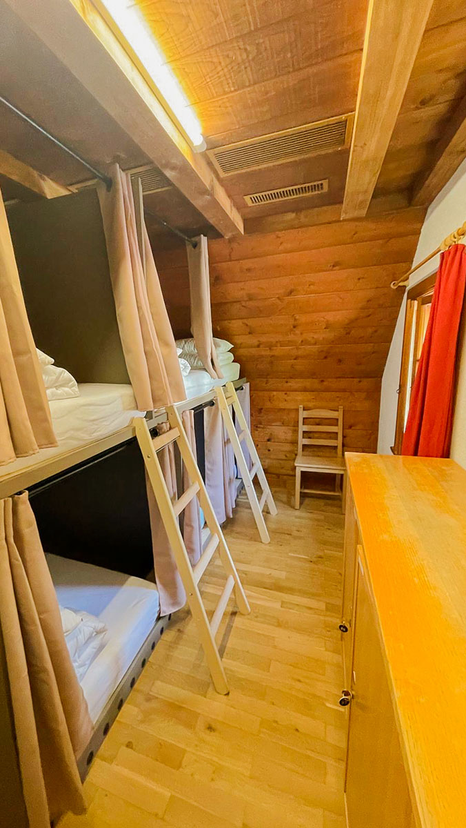 Zimmer Nummer 202 für 6 Personen mit Schlafkojen im zweiten Stock