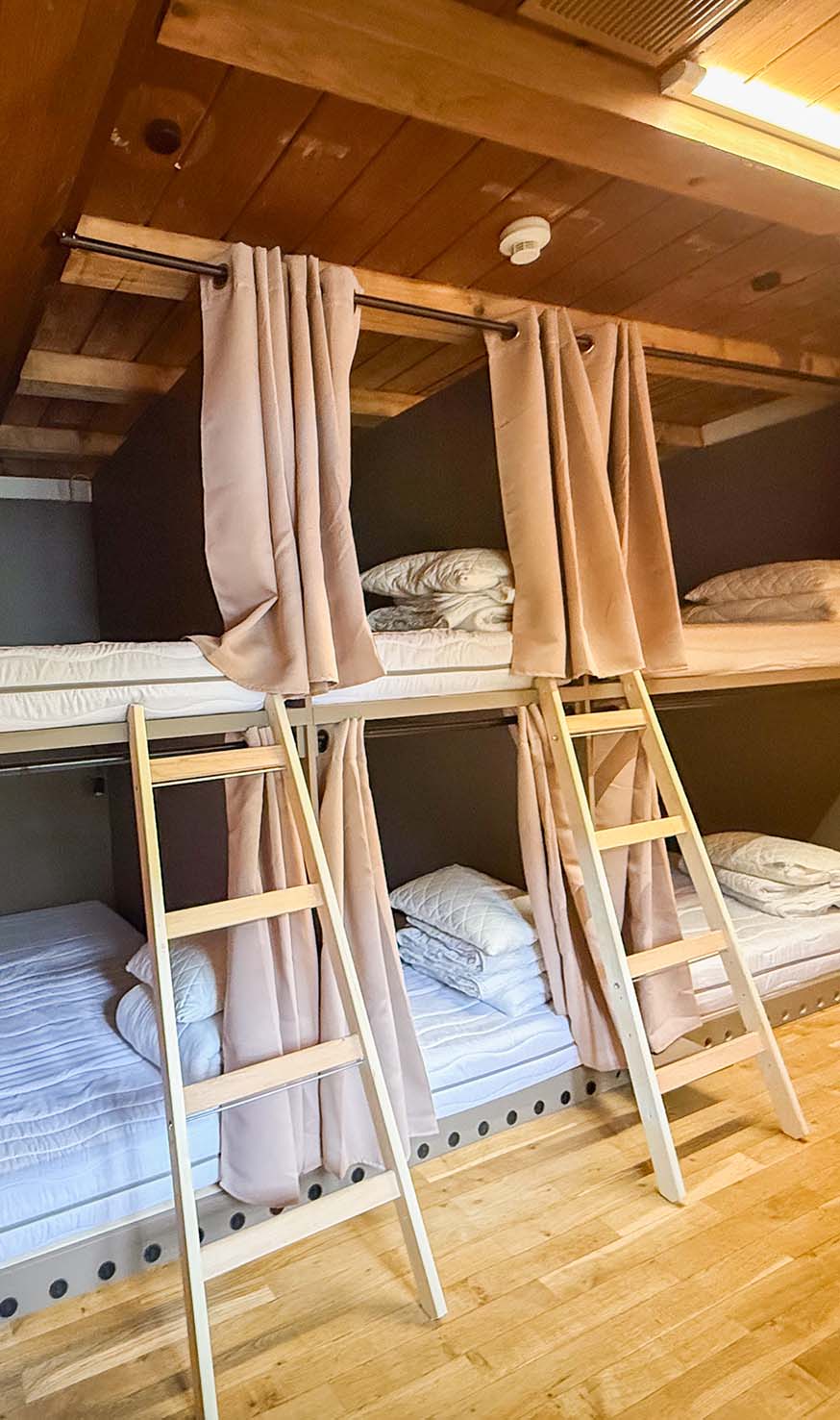 Zimmer Nummer 205 für 8 Personen mit Schlafkojen im zweiten Stock